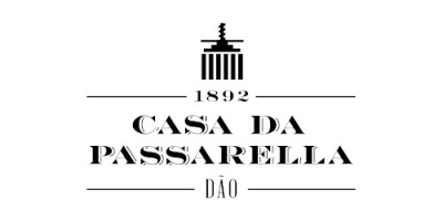 Logótipo preto e branco com texto '1892 CASA DA PASSARELLA DÃO' e símbolo de garrafa
