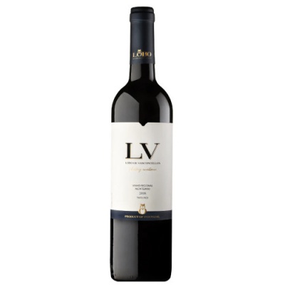 Garrafa de vinho tinto LV com rótulo branco e letras pretas