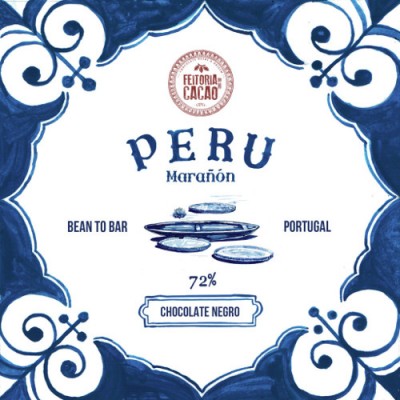 Embalagem de chocolate negro Feitoria Cacao com design azul e branco e texto sobre cacau Peru Marañón