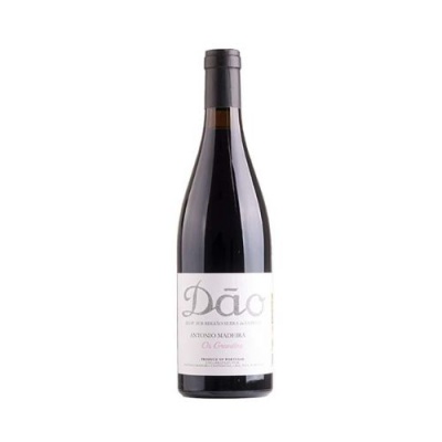 Garrafa de vinho tinto com rótulo branco e texto em cinzento e dourado