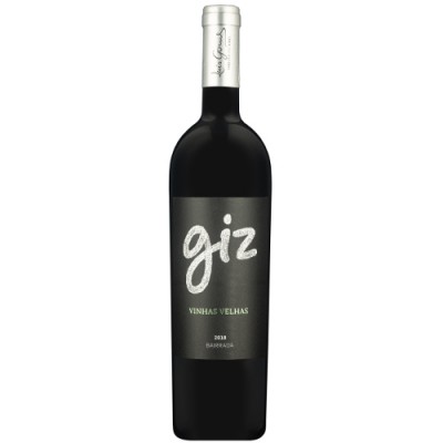 Garrafa de vinho tinto com rótulo preto e texto 'giz VINHAS VELHAS 2018 BARRAIDA'