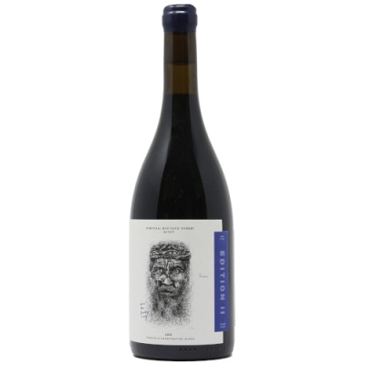 Garrafa de vinho tinto com rótulo ilustrado e faixa azul