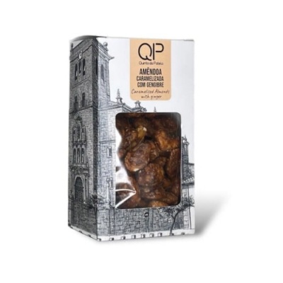 Embalagem branca com desenho arquitetónico cinzento e amêndoas caramelizadas visíveis através de janela transparente