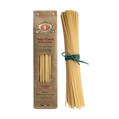Pacote de massa bucatini em papel com abertura transparente e feixe amarrado com laço verde