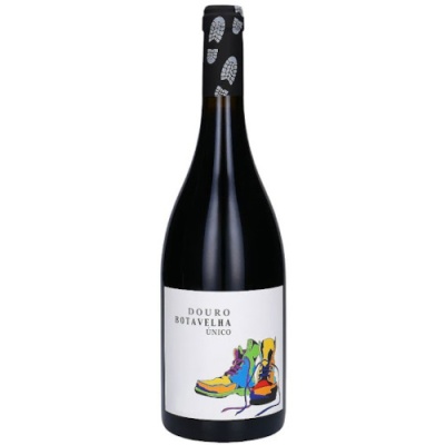 Garrafa de vinho tinto com rótulo branco e capa preta com pegadas brancas