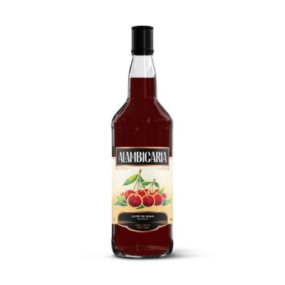 Garrafa de licor de ginja com rótulo ilustrado de cerejas