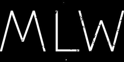 Letras brancas MLW com fundo preto e efeito desgastado