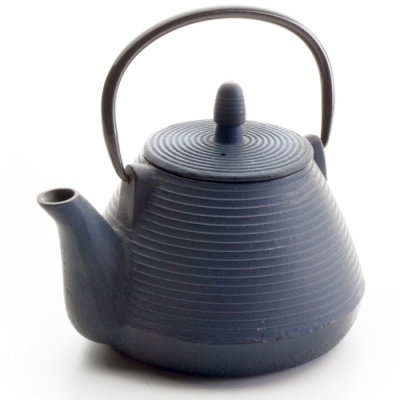 Chaleira de ferro fundido preta com pega em metal