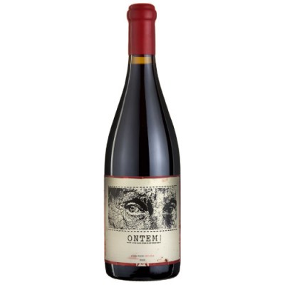 Garrafas de vinho tinto com cápsula vermelha e etiqueta com desenho de olhos