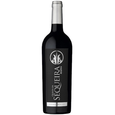 Garrafa de vinho tinto Quinta da Sequeira Reserva, rótulo preto com texto branco