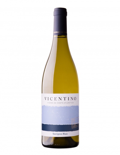 Garrafa de vinho branco Vicentino Sauvignon Blanc com rótulo branco e azul