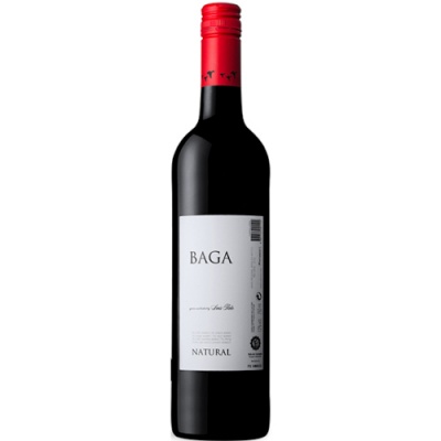 Garrafa de vinho tinto BAGA com rótulo branco e cápsula vermelha