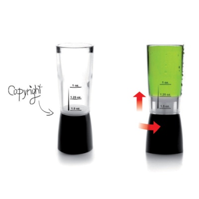 Dosador de bebidas transparente com escala e base preta