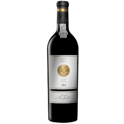 Garrafa de vinho tinto com rótulo branco e dourado e selo prateado no gargalo