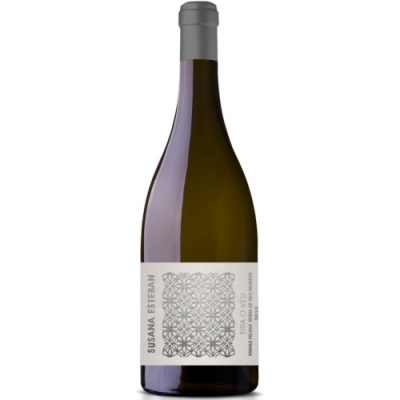 Garrafa de vinho Susana Esteban com rótulo branco e padrão geométrico