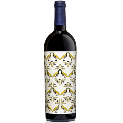 Garrafa de vinho tinto com rótulo branco e padrão de pombas amarelas e brancas