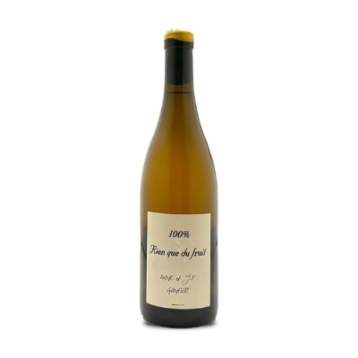 Garrafa de vinho branco com rótulo creme e texto preto