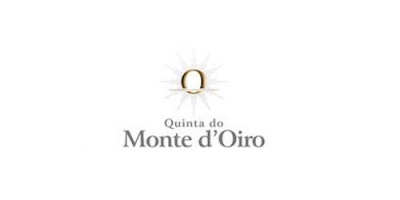 Logótipo da Quinta do Monte d'Oiro com símbolo dourado e texto cinzento