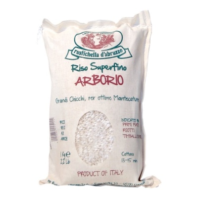 Saco branco de arroz Riso Superfino Arborio Rusticella d'Abruzzo com janela transparente e texto em verde e vermelho.