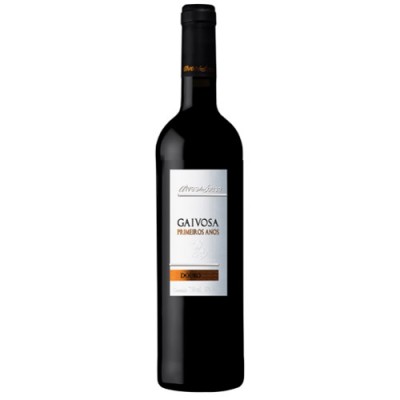Garrafa de vinho tinto Galviosa Primeiros Anos com rótulo branco e texto preto e dourado