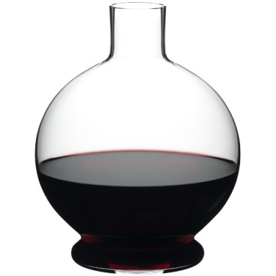 Decantador de vinho em vidro transparente com vinho tinto dentro