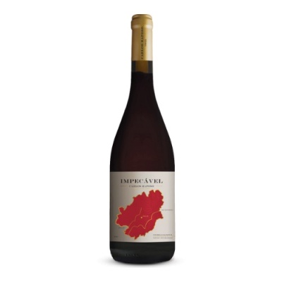 Garrafa de vinho tinto com rótulo branco e cápsula dourada