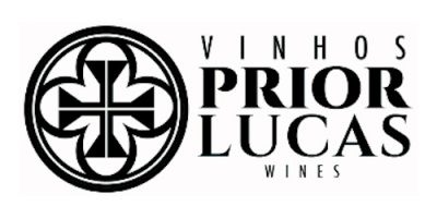 Logotipo VINHOS PRIOR LUCAS WINES com símbolo circular preto e branco