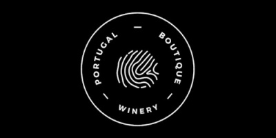 Logótipo circular branco com texto PORTUGAL BOUTIQUE WINERY e padrão de polegar