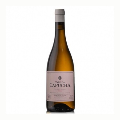 Garrafa de vinho branco com rótulo rosa e tampa cinza numa superfície branca