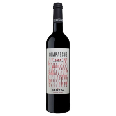 Garrafa de vinho Kompassus Baga Reserva com rótulo branco e texto vermelho e preto