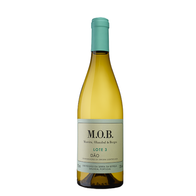 Garrafa de vinho branco com etiqueta M.O.B. LOTE 3 DÃO e rolha azul-claro