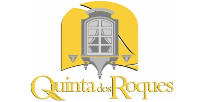 Logótipo com janela cinzenta e texto 'Quinta dos Roques' em dourado