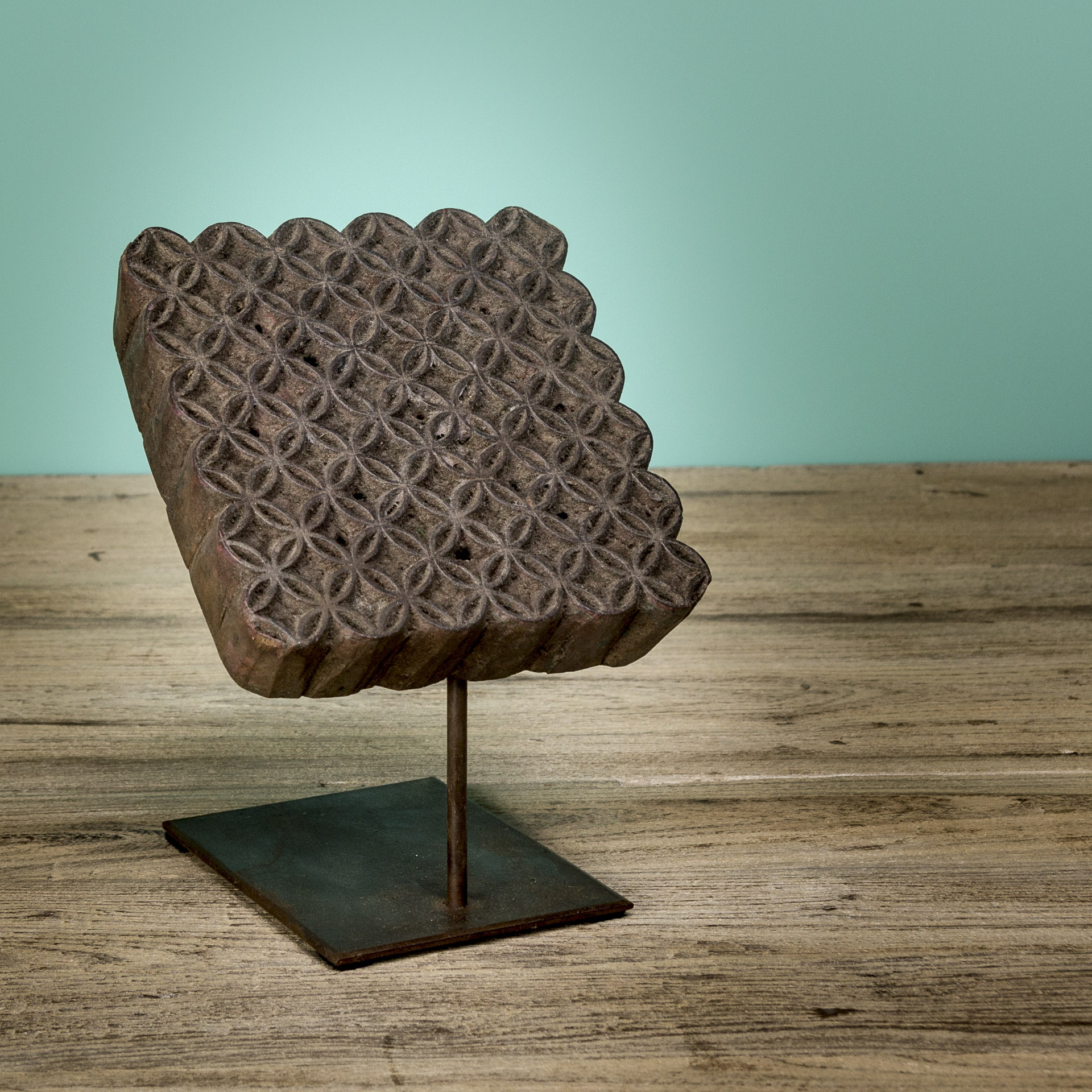 Carimbo recuperado em madeira Escultura decorativa em madeira com padrão floral em base metálica