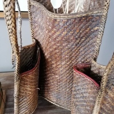 Cesto trançado de palha com três compartimentos e interior vermelho