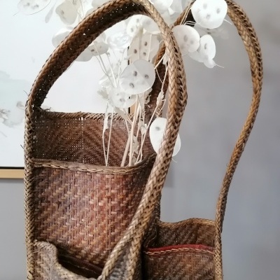 Cesto trançado castanho com flores secas brancas