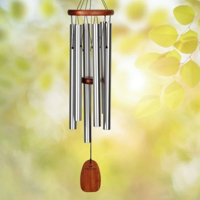 Sino dos ventos com tubos metálicos prateados e estrutura de madeira castanha