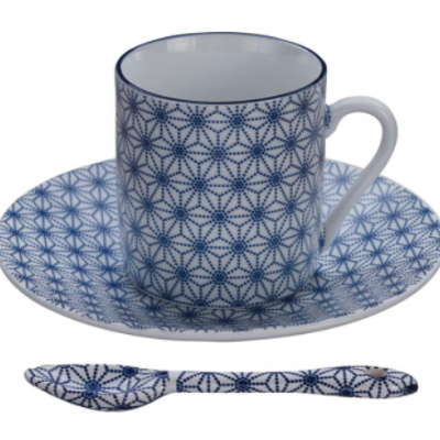 Conjunto de chávena, pires e colher em cerâmica branca com padrão azul