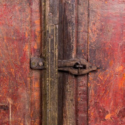 Porta de madeira vermelha antiga com fechadura metálica