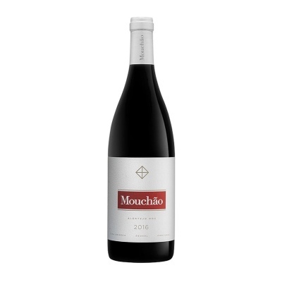 Garafa de vinho tinto Mouchão com rótulo branco e vermelho