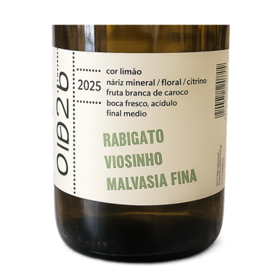 Garrafa de vidro castanho com etiqueta branca e texto em português, destacando variedades de uvas Rabigato, Viosinho e Malvasia Fina.