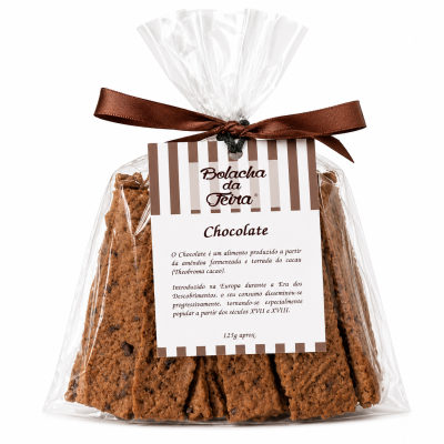 Pacote com bolachas de chocolate com etiqueta e laço castanho