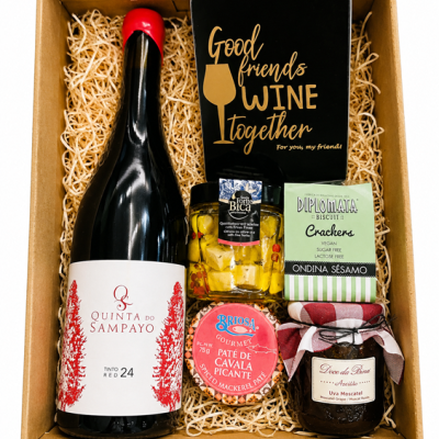 Conjunto de vinho e snacks em caixa de presente com texto Good friends WINE together.