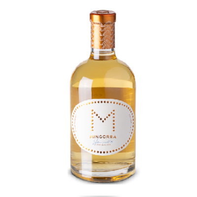 Garrafa de vidro com líquido amarelo dourado e rótulo branco com letras douradas