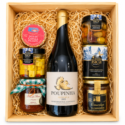 Conjunto de produtos gourmet com vinho, paté, queijo, azeitonas, doce e compota em caixa de madeira.