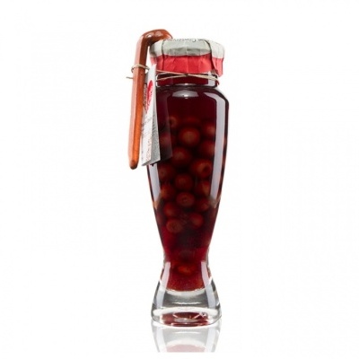 Frasco alto de vidro com frutas vermelhas e pau de canela.