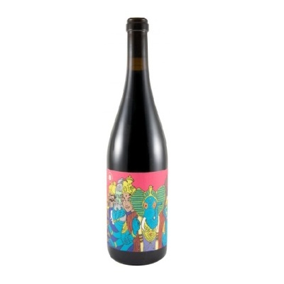 Garrafa de vinho com rótulo colorido e personagens desenhados