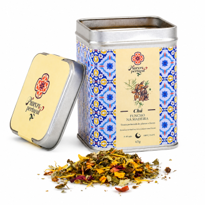 Caixa metálica decorativa azul e amarelo com chá funcho na madeira e ervas soltas.