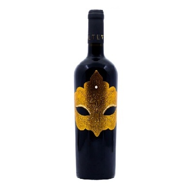 Garrafa de vinho preta com rótulo dourado em forma de máscara