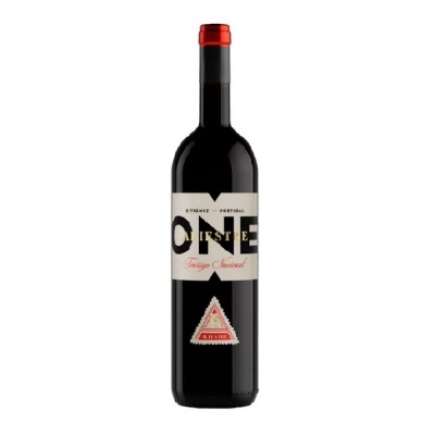 Garrafa de vinho tinto Aliestre com rótulo branco e texto em preto, vermelho e dourado