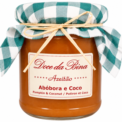 Frasco de doce de abóbora e coco com tampa coberta por tecido xadrez verde e branco